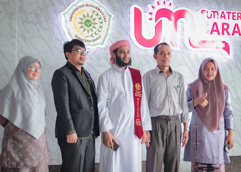 Mahasiswa Asing Pertama UM Sumatera Barat Jalani Sidang Munaqasah ; Hasil Penelitian Dipaparkan Dalam Bahasa Arab