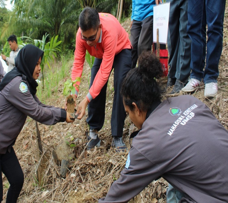Fakultas Kehutanan UMSB bersama Dinas Perhubungan Kota Padang Lakukan Penghijauan