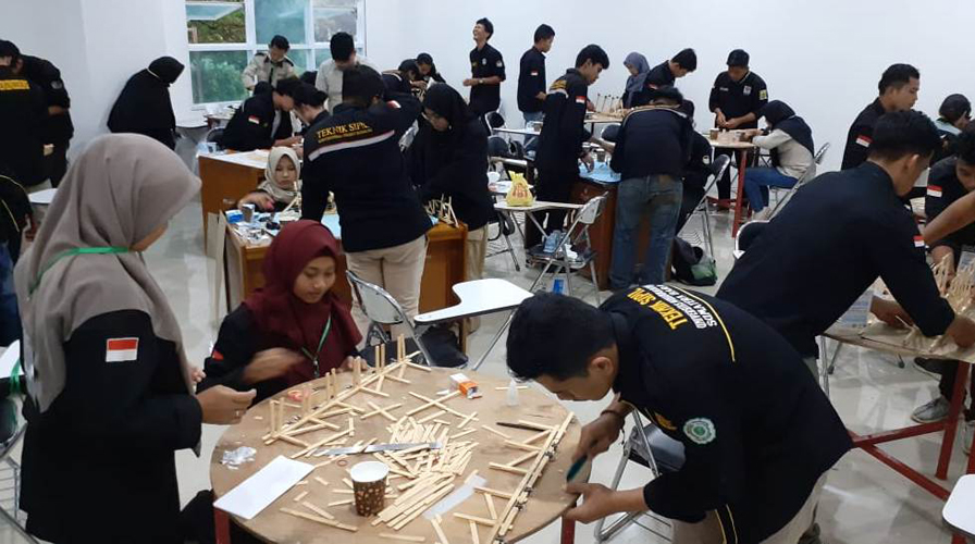 Lomba Rancang Jembatan dari 13 PT di Sumbar-Jambi dalam rangka Temu Keluarga V FKMTSI Wilayah III Sumbar-Jambi di kampus FT UMSB