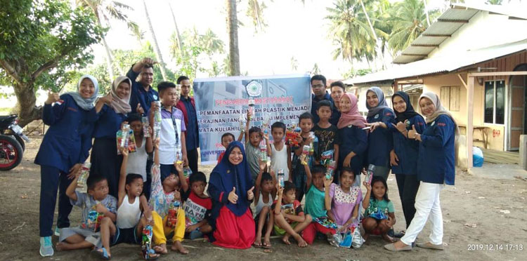 Mahasiswa Fakultas Ilmu Sosial dan Ilmu Politik UMSB  memanfaatkankan limbah plastik menjadi kerajinan tangan