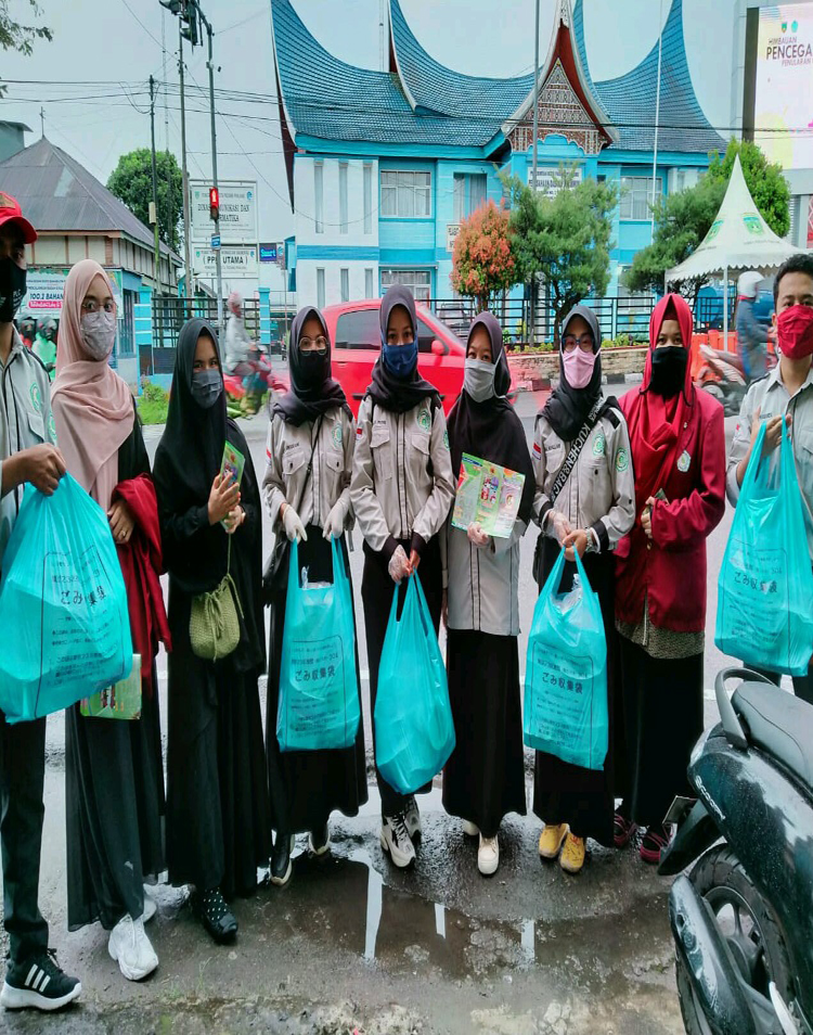 BEM FKIP UMSB mengisi Ramadhan turut meringankan beban masyarakat saat pandemi covid-19