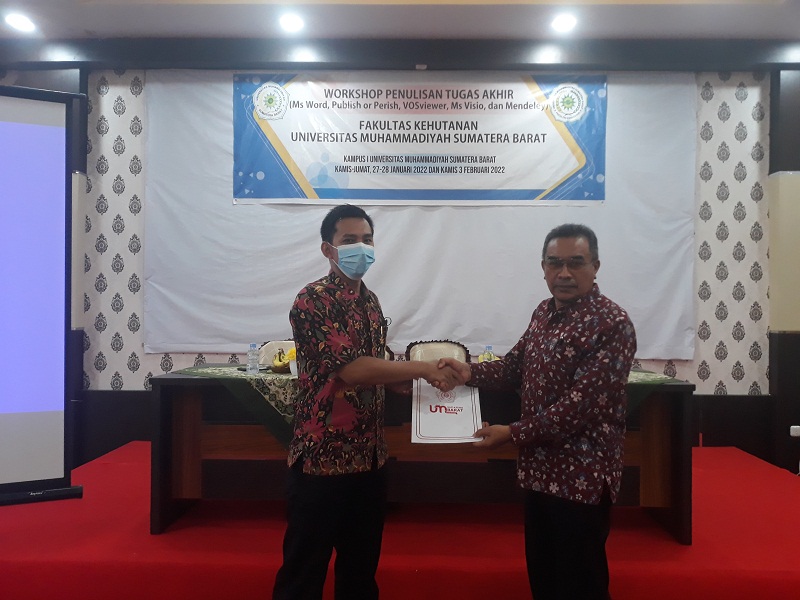 Dekan Fakultas Kehutanan Serahkankan Insentif Publikasi Hasil Riset
