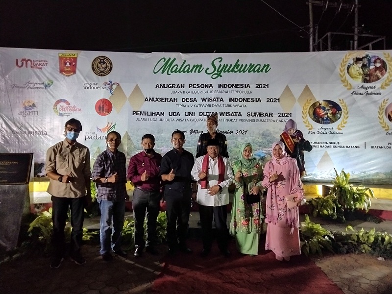 Bupati Agam Bersama Rektor UM Sumbar Hadiri Malam Syukuran API dan ADWI Di Sungai Batang