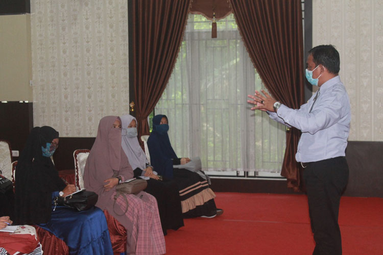 Rektor UMSB Dr. Riki Saputra, MA bersilaturahmi dengan Mahasiswa Program Ma’had