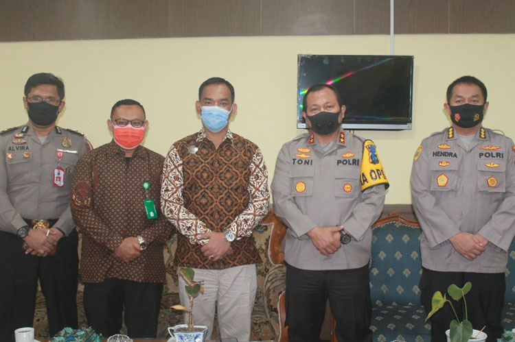 Rektor UMSB bersilaturahmi sekaligus melakukan MOU dengan POLDA Sumbar