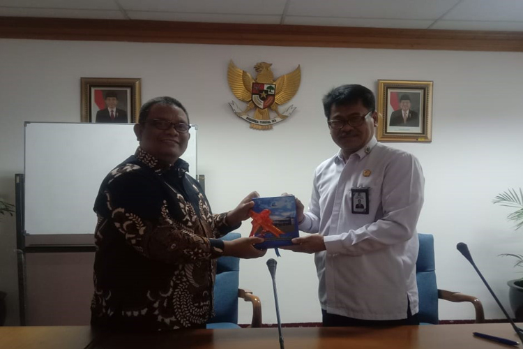 Deputi Bidang Pembinaan Kearsipan menyerahkan Aplikasi Sistem Kearsipan Dinamis (SIKD) kepada Universitas Muhammadiyah Sumatera Barat