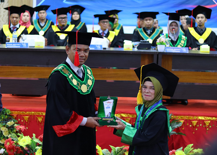 Zulhijah Wisudawan Tertua UM Sumatera Barat, Usianya Mencengangkan